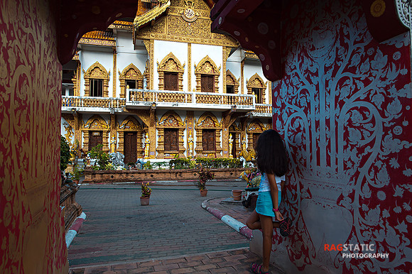 Kid watching the splendour of a Wat